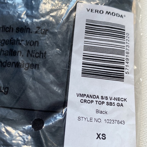 Vero Moda Panda Short Sleeve V-Neck Black Crop Top, Size XS, NWT - Picture 5 of 9